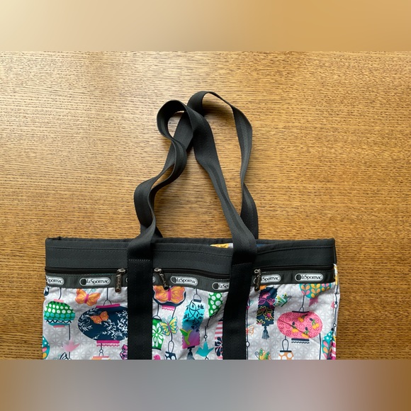 LESPORTSAC Small White and Patterned Duffle/Weekender Bag - Picture 5 of 8